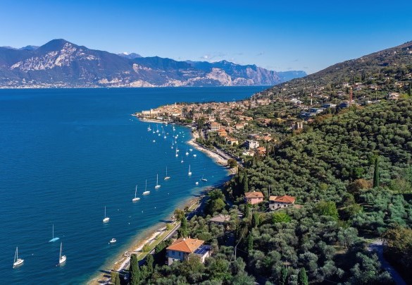 The apartment of “Villa Corazza” is immersed in a typical, elegant and romantic landscape characteristic of the Villas on the Lake of Garda - Corazza