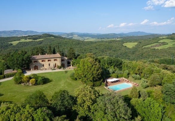 The villa, with a magnificent view of the town of Volterra, is framed by typical Tuscan scenery - Cosciano