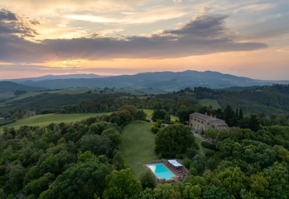 The villa stands in an estate of 1200 hectares with a large wooden area where guests can go for pleasant walks or ride their bikes - Cosciano