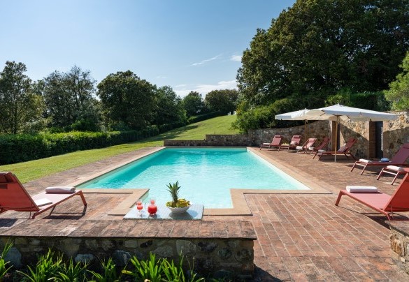The swimming pool is located in the area of the garden in front of the property, at a lower level than the villa - Cosciano