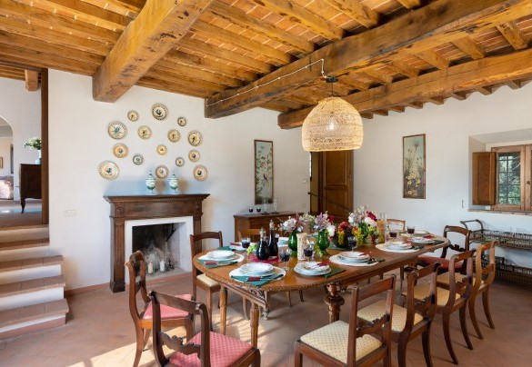 The dining room with fireplace, connected with the hall, down a few steps, and with the kitchen through a ramp – Cosciano