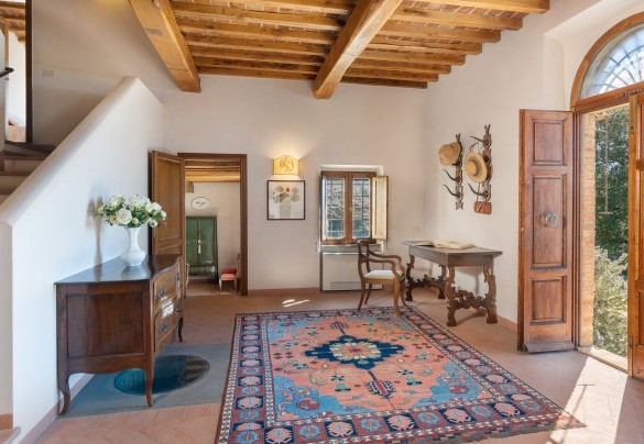 A staircase in the entrance hall leads to the upper floor - Cosciano