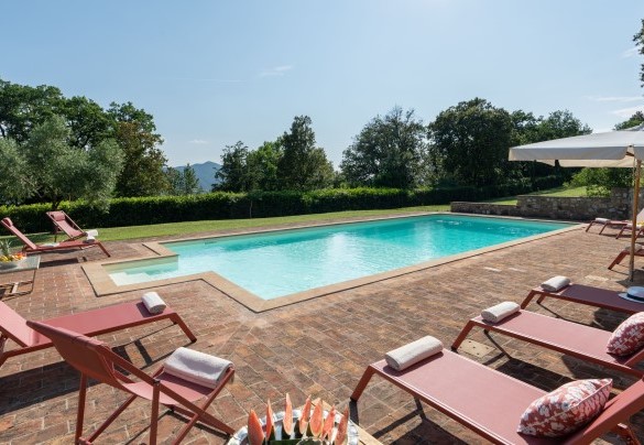 The poll has a rectangular shape with a stone border and Roman steps for access to the water - Cosciano