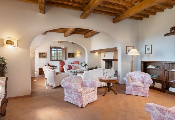 The large living room, with access to the outside through a French window, with fireplace and TV – Cosciano