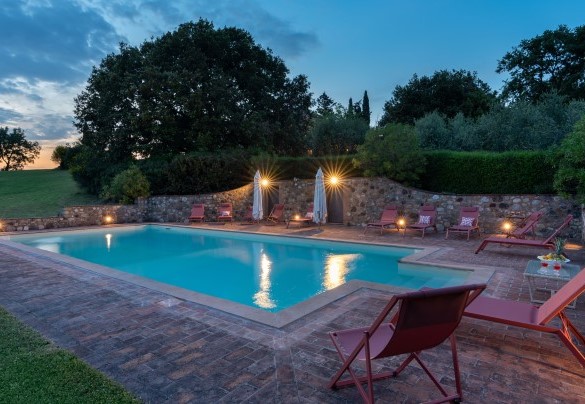 The salt-purified pool is open from the last Saturday of April until the first Saturday of October - Cosciano