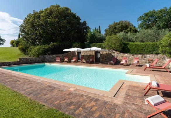 The surrounding solarium, with an area of 100 sq m in terracotta and 200 sq m in lawn bordering the woods - Cosciano