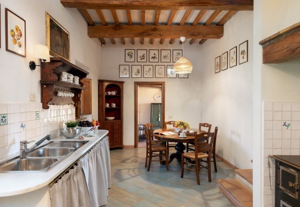 The kitchen connected with the dining room - Cosciano