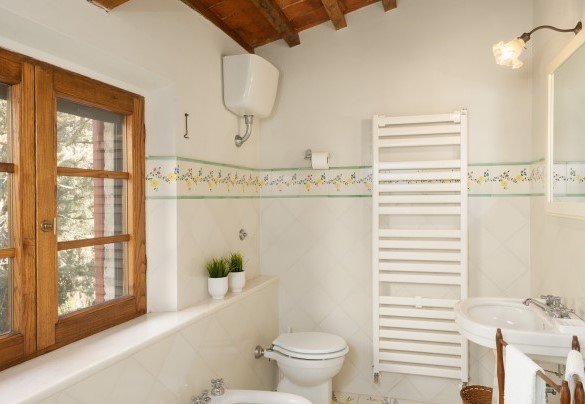 The bathroom with tub on the first floor – Cosciano