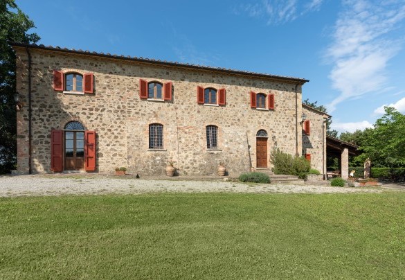 The garden is covered by natural grass - Cosciano