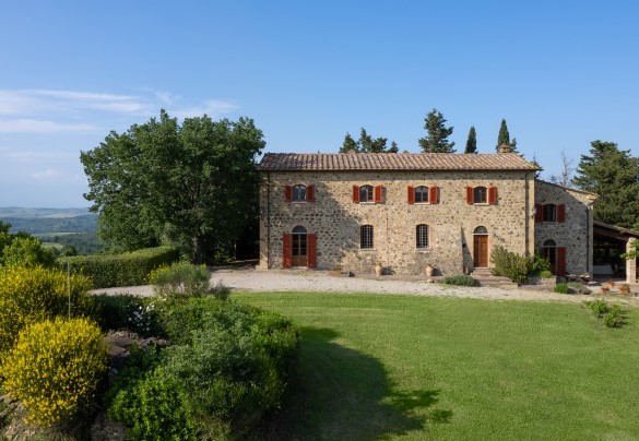 The villa was a farmhouse dating back to the mid 19th century and renovated in the '90s, unaltered, its appearance as a typical Tuscan stone farmhouse - Cosciano