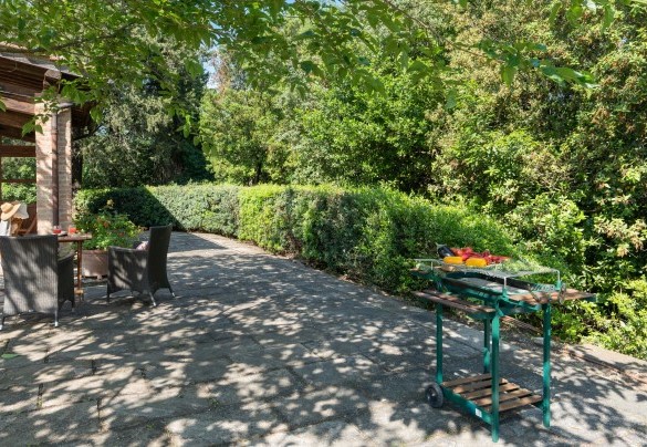 The garden is enriched by dense bushes and trees such as holm oaks, oaks, olives and myrtle providing many shady areas - Cosciano