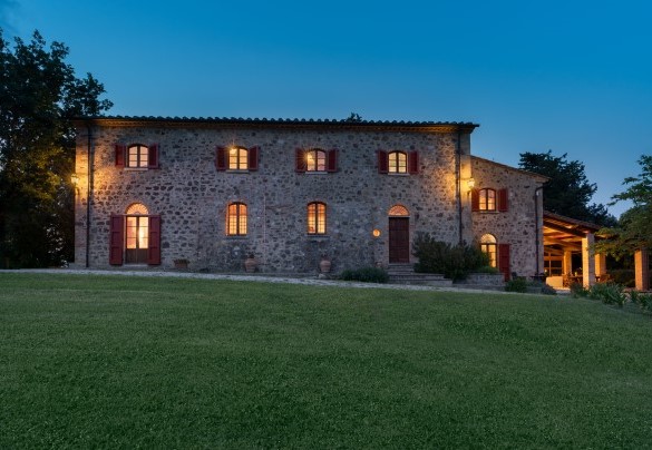 The villa was a farmhouse dating back to the mid 19th century and renovated in the '90s, unaltered, its appearance as a typical Tuscan stone farmhouse - Cosciano