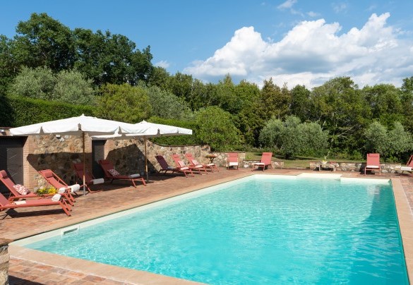 The solarium area is equipped with umbrellas and sunbeds to offer maximum comfort to guests - Cosciano