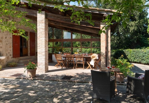 The outdoor areas include a cosy dining area on the terracotta-paved patio - Cosciano