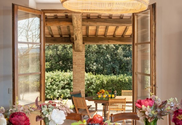 The dining room with, down a few steps, access to the outdoor dining area – Cosciano