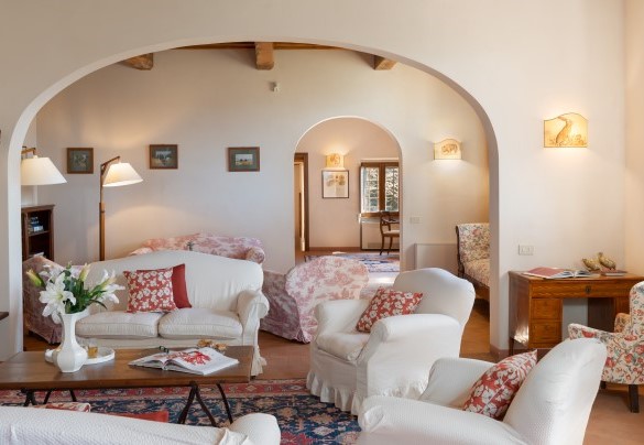 The large living room, with access to the outside through a French window, with fireplace and TV – Cosciano