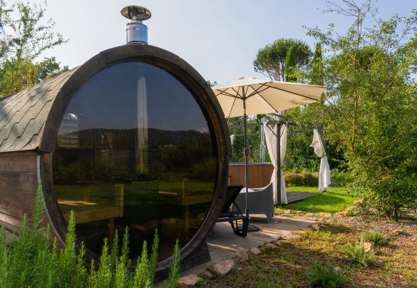 Sauna ricavata in una botte in legno Thermowood e alimentazione con stufa a legna, dotata di vetrata panoramica - Cottage Violapo