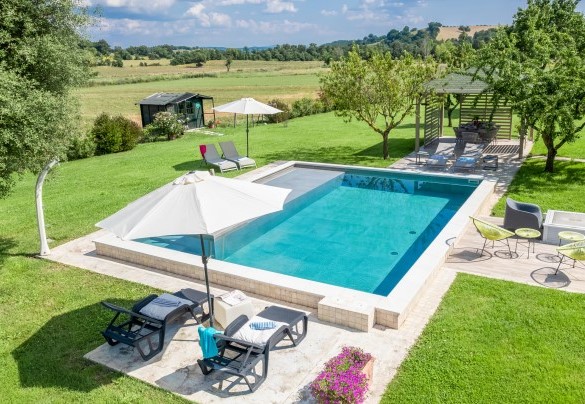 La piscina ha forma rettangolare 8 x 6 m con una profondità da 10 cm (zona spiaggia) fino a 1,5 mt, con illuminazione notturna - Cottage Violapo
