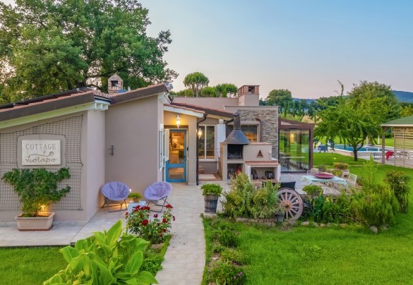Viale di ingresso tra il parcheggio e la casa - Cottage Violapo