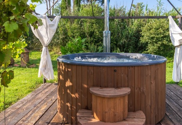 Tinozza deluxe idromassaggio riscaldata con una stufa a legna integrata - Cottage Violapo