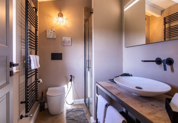 Bagno en suite alla camera con camino - Cottage Violapo
