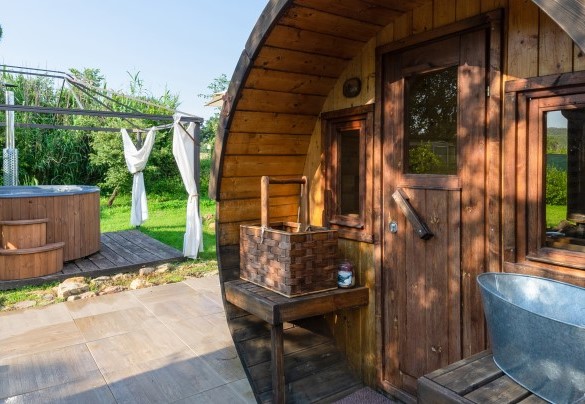 Sauna ricavata in una botte in legno Thermowood e alimentazione con stufa a legna, dotata di vetrata panoramica - Cottage Violapo