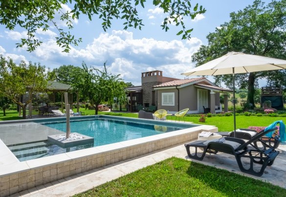 Il bellissimo parco con la piscina - Cottage Violapo