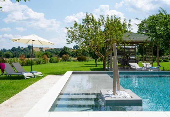 Il bellissimo parco con la piscina - Cottage Violapo