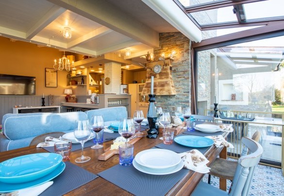 Luminoso salotto con tavola da pranzo - Cottage Violapo