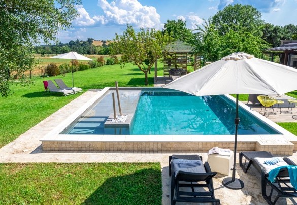 La piscina ha forma rettangolare 8 x 6 m con una profondità da 10 cm (zona spiaggia) fino a 1,5 mt, con illuminazione notturna - Cottage Violapo