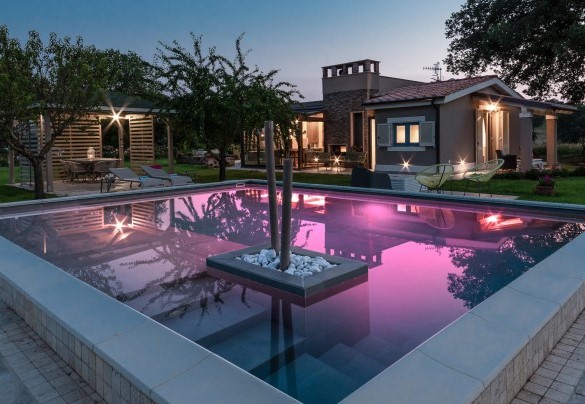 La piscina ha forma rettangolare 8 x 6 m con una profondità da 10 cm (zona spiaggia) fino a 1,5 mt, con illuminazione notturna - Cottage Violapo