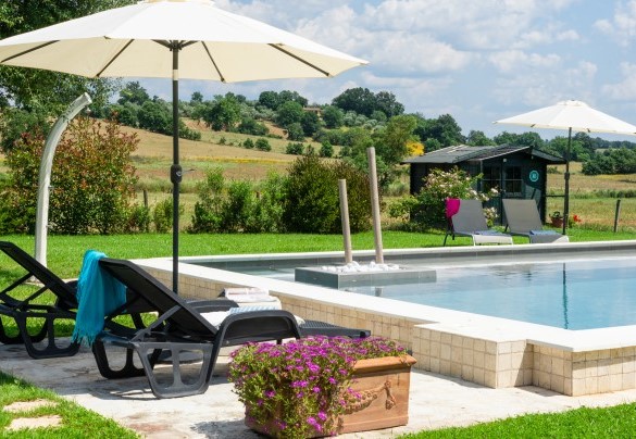 Il bellissimo parco con la piscina - Cottage Violapo