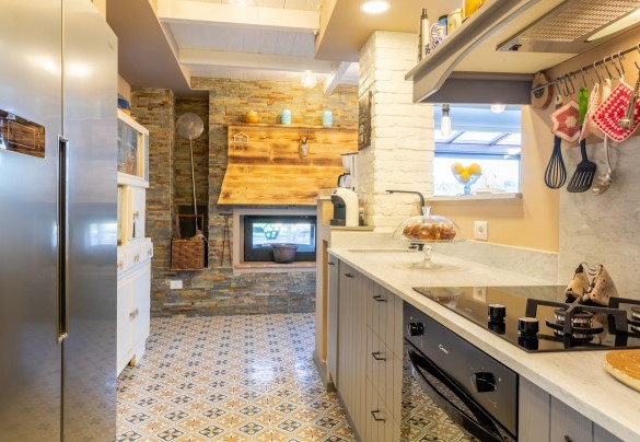 Graziosa e funzionale cucina con camino bifacciale - Cottage Violapo