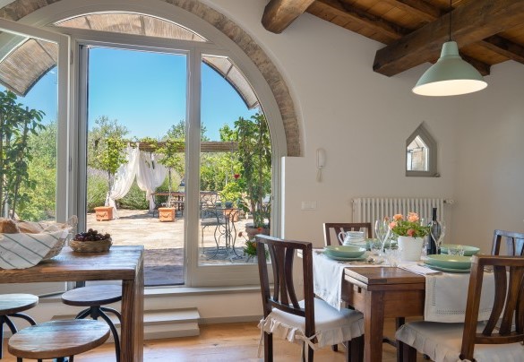 Al pianterreno si trova l’ingresso principale che immette nel soggiorno con cucina e area pranzo – Country House Lo Spigo