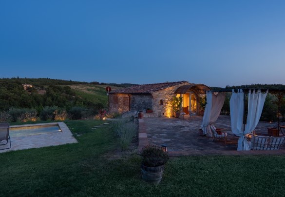 La piscina, immersa nel verde e panoramico lato del giardino si sviluppa sul fianco del casale, sullo stesso livello pianeggiante – Country House Lo Spigo