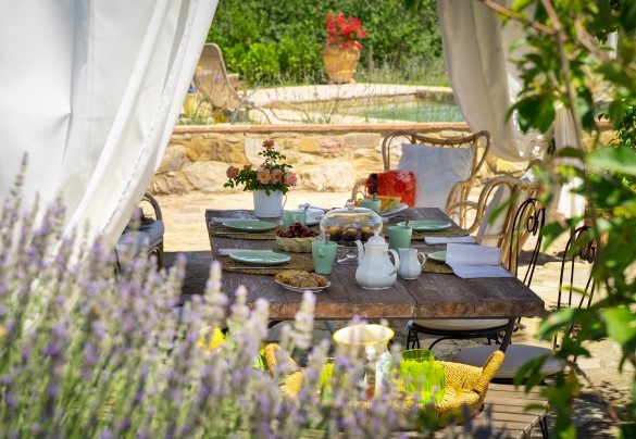 Il romantico tavolo da pranzo – Country House Lo Spigo