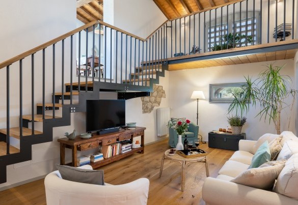 Scendendo al piano inferiore si trovano il salotto con tv satellitare – Country House Lo Spigo