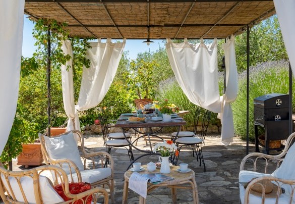 La bella pergola avvinta da gelsomini, arredata con area salotto, tavolo per pranzare e barbecue – Country House Lo Spigo