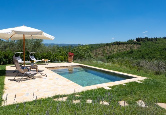 La piscina, immersa nel verde e panoramico lato del giardino che si sviluppa sul fianco del casale – Country House Lo Spigo