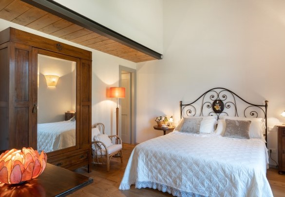Camera matrimoniale con porta finestra di accesso sul giardino e bagno en suite con doccia – Country House Lo Spigo