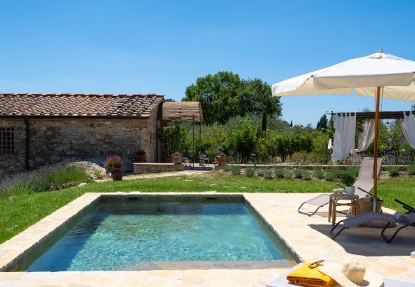 La piscina, a pochi metri di distanza dal casale misura 6 x 3,25 m, con profondità costante 1,60m – Country House Lo Spigo