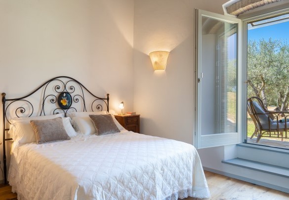 Camera matrimoniale con porta finestra di accesso sul giardino e bagno en suite con doccia – Country House Lo Spigo