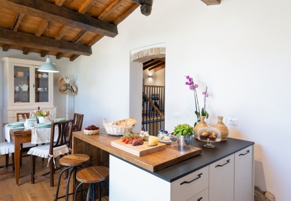 Dal soggiorno pochi gradini in salita conducono ad una camera doppia – Country House Lo Spigo