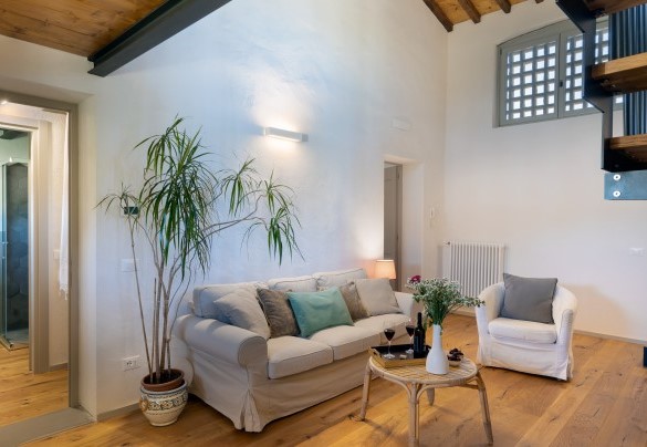 Al piano inferiore si trovano il salotto, una camera matrimoniale con porta finestra e bagno en suite – Country House Lo Spigo