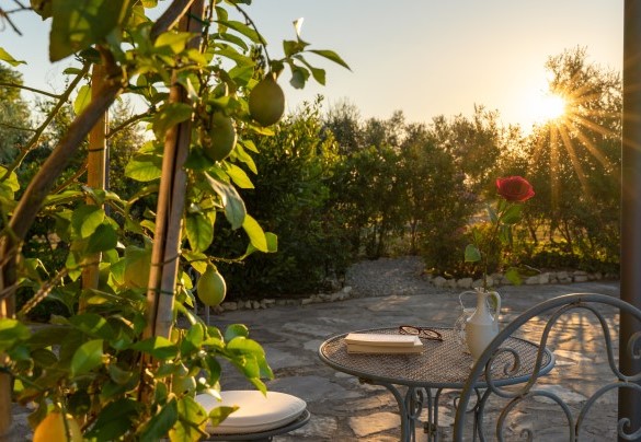 Ad impreziosire il casale il bel giardino che si sviluppa attorno – Country House Lo Spigo