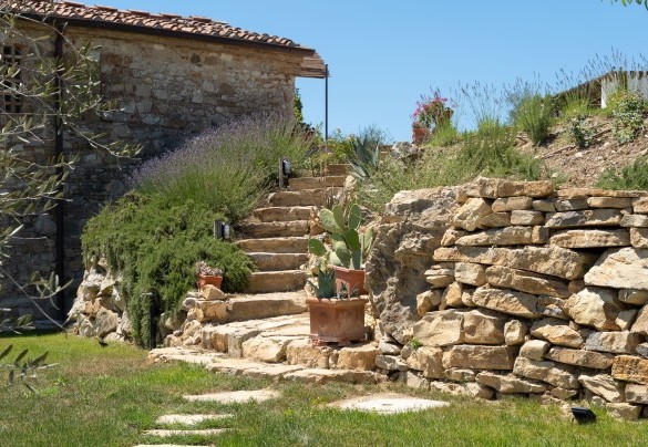 Una rampa di scale dal patio conduce al livello inferiore dove c’è un’area a prato e parcheggio – Country House Lo Spigo