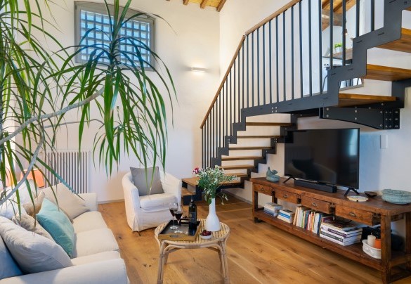 Scendendo al piano inferiore si trovano il salotto con tv satellitare – Country House Lo Spigo