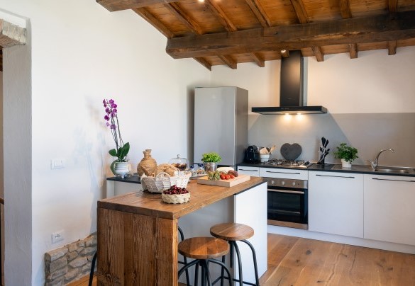 Cucina con penisola – Country House Lo Spigo