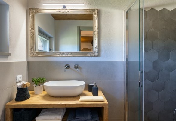 Bagno con doccia con antibagno adibito a piccola lavanderia con lavatrice – Country House Lo Spigo
