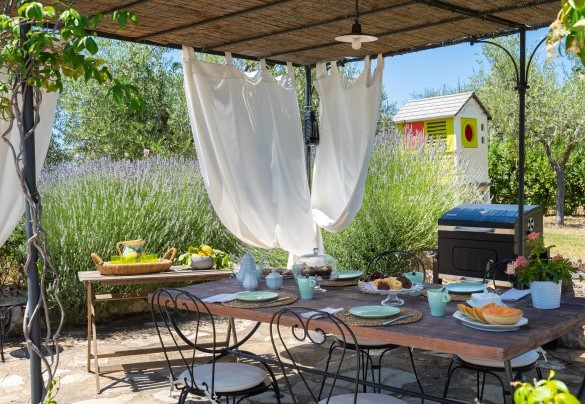La pergola attrezzata, immersa nel verde, circondata da ulivi e ingentilita dall’odore dei cespugli di lavanda – Country House Lo Spigo